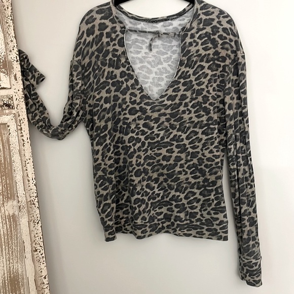 GENERATION LOVE TENCEL LEOPARD PRINT V-Neck Top - Picture 2 of 6